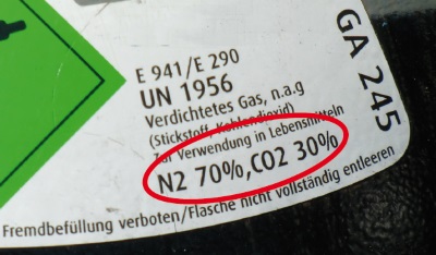 Abb. 2: Beschriftung einer Druckgasflasche mit Mischgas mit 70 % N2 und 30 % CO2-Anteil