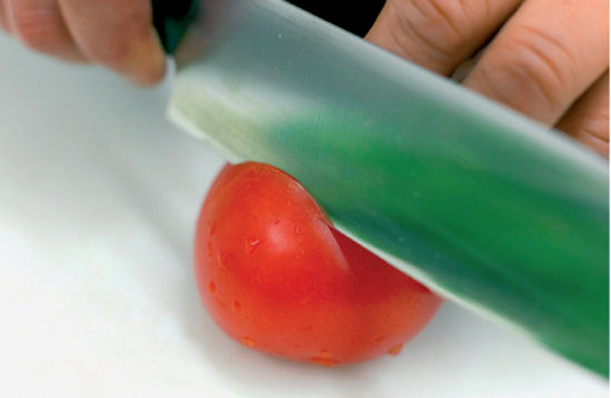 Abb. 5: Test der Messerschärfe an einer Tomate
