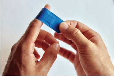 Abb. 12: Offene Verletzungen (kleine Risse und Schnitte) mssen mit geeignetem Material abgedeckt werden. Blaues Pflaster hat den Vorteil, dass es in den meisten Lebensmitteln gut zu erkennen ist.