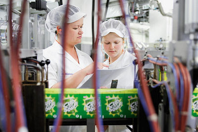 Bild: Mitarbeiterinnen des Unilever-Werk Auerbach