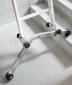 Leiterfuß-Traverse für unterschiedlich hohe
Standflächen der Leiterholme