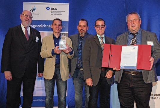 Stefan Kreis, Elmar Irsfeld, Lothar Rätz und Klaus Mergen (v.l.n.r.) von Gerolsteiner nahmen den BGN-Präventionspreis 2016 vom BGN-Vorstandsvorsitzenden Hans-Ulrich Fäth (ganz links) entgegen.