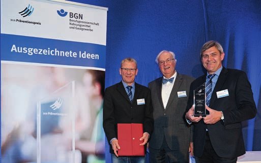BGN-Vorstandsvorsitzender Bernd Fellmer (Mitte) überreichte Guido
Schöneweiß (li.), Leiter Räucherei, und Sicherheitsfachkraft Walter Reinbold (re.) vom Fleischwerk Hessengut den BGN-Präventionspreis 2016.