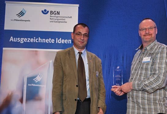 Heiko Ziesenis von der frischli Milchwerke GmbH (re.) freut sich über
den BGN-Präventionspreis 2016. Überreicht hat ihn Karl-Heinz Löhr (li.), Vorsitzender der BGN-Vertreterversammlung.