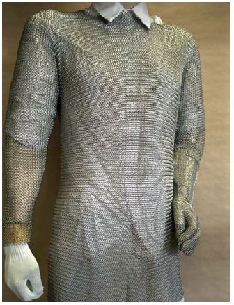 Abb. 18 Stechschutzhemd mit Metallringgeflechthandschuh mit Stulpe (linke Hand) und Schnittschutzhandschuh (rechte Hand)