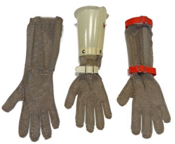 Abb. 8 Gegenberstellung von Stechschutzhandschuh mit steifer Stulpe (Kombination) und Stechschutzhandschuh mit langer Stulpe